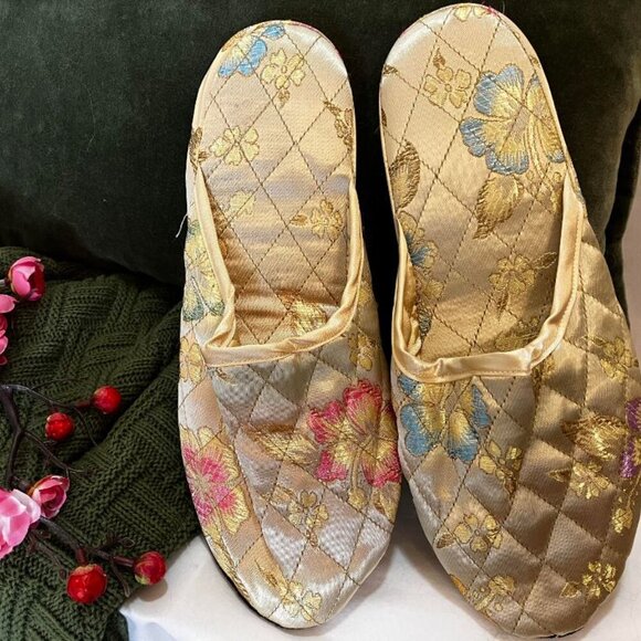Elegant Women's Asian-Inspired Gold Embroidered Slippers Size 9 NWOT - Picture 4 of 5